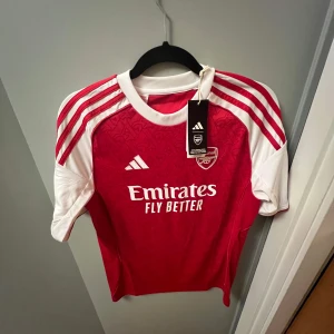 Arsenal Gyökeres 14 matchtröja Adidas - Riktigt snygg Arsenal fotbollströja från Adidas med Gyökeres och nummer 14 på ryggen. Endast testad annars ny, storlek 15/16 år uppskattas S