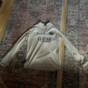 PSG tracksuit tröja - Beige PSG tracksuit tröja i storlek XL. Köpt på unisport. Passar folk mellan 165-180. Pris kan diskuteras