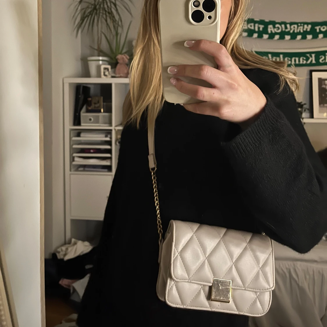 Beige quiltad axelväska med kedja - 1