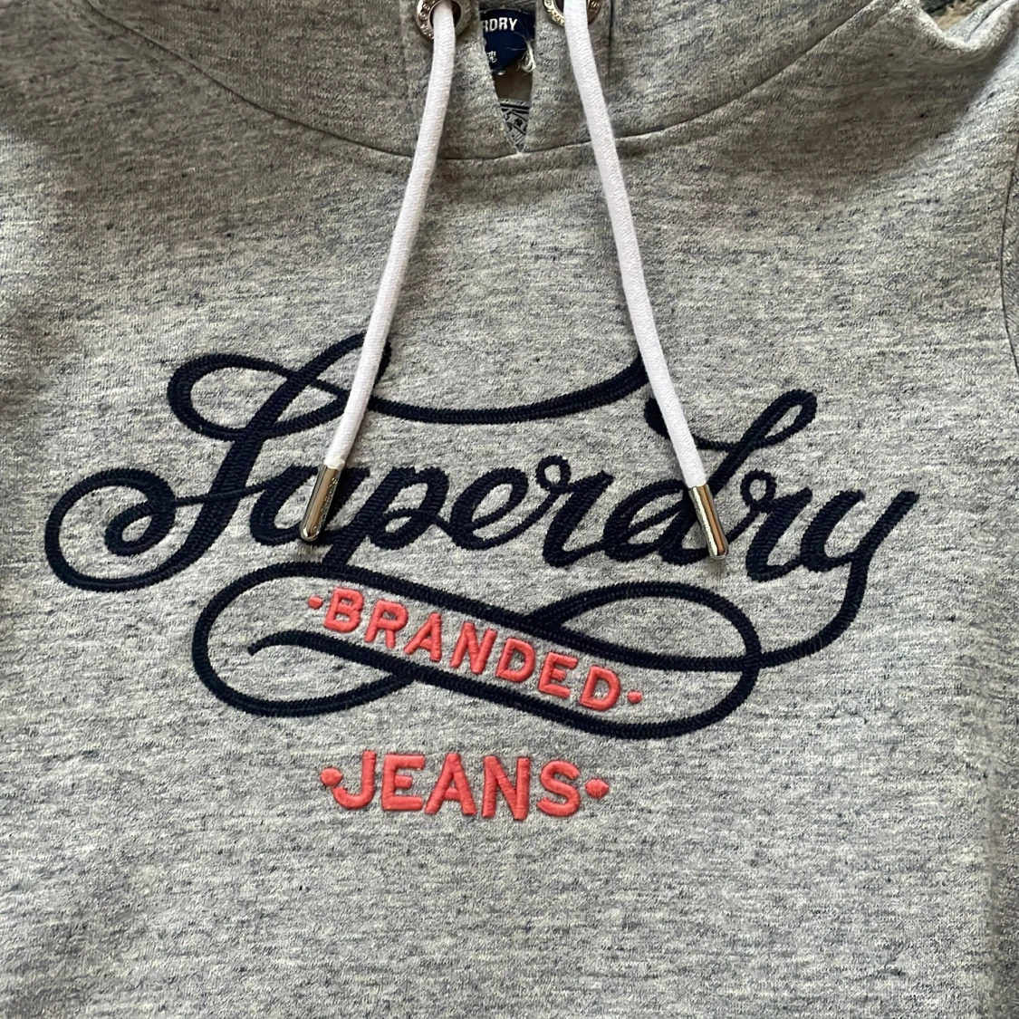 Grå hoodie från superdry. - 3
