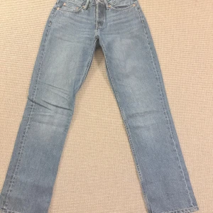 Lager 157 jeans straight fit - Blåa lågmidjade jeans ifrån lager 157 med raka ben och normal passform. Modellen heter icon och säljs då de inte kommer till användning!
