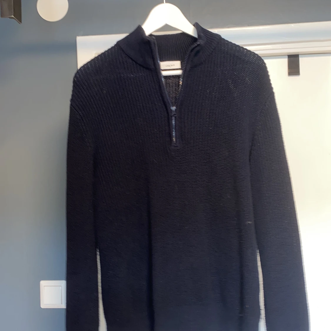 Svart stickad half zip-tröja från Grunt - 3