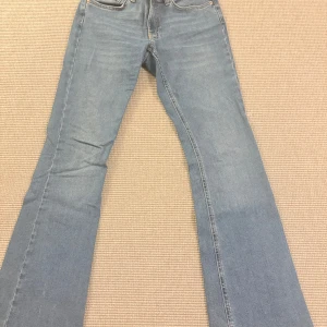 Blå bootcut jeans - Säljer ett par blåa jeans med klassisk bootcut-passform ifrån ginatricot. Jeansen är i bra skick men säljs då de inte kommer till användning!