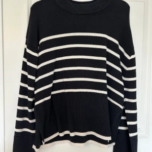 Randig stickad tröja  - Snygg svart stickad tröja med vita ränder från Gina i strl xs. Endast använd fåtal gånger så i nyskick!!🥰