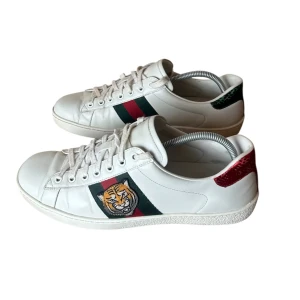 Gucci skor - Gucci ace sneakers tiger. Storlek 8.5 / 43. Skick 9/10 super fräscha. Pris 2190kr kommer med Dustbag. Finns att köpa på våran hemsida, Fashionels.com