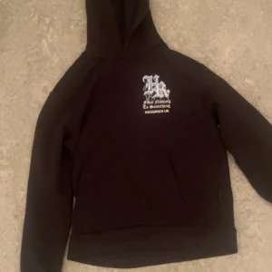 Hoodrich hoodie - Perfekt skick, har bara används 1 gång då den var förstor för mig, passar mer som M men den är storlek S, kom gärna med frågor eller prisförslag.