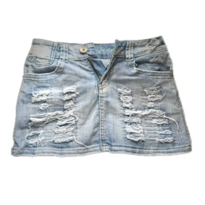 Ljusblå jeanskjol med slitningar - Trendig ljusblå vintage jeanskjol med slitna detaljer framtill och på bakfickor. Fin ljusblå tvättad färg. 💓💓strl w27, midjemått 34 cm tvärsöver 