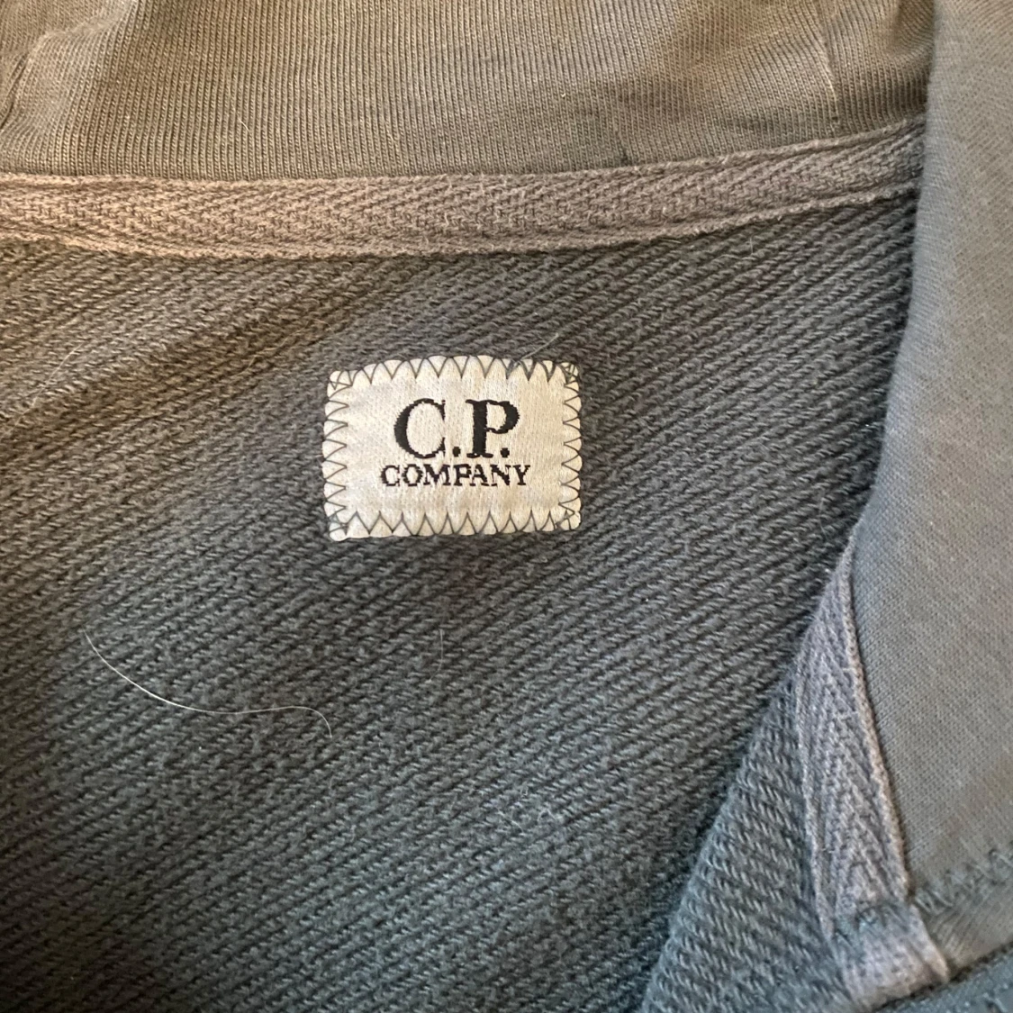 Grå hoodie från C.P. Company - 2