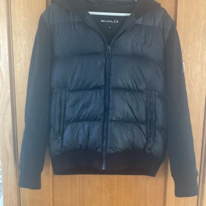 Bvaldi cardigan xs - En laidback cardigan från bvaldi. Endast andvänd några gånger. 