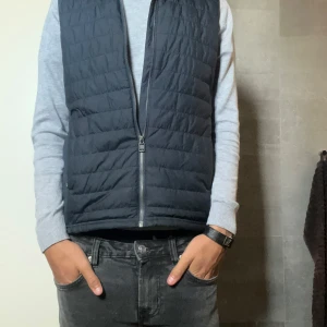 Mörkblå väst - Mörkblå väst från Didriksson i storlek S. Skick 9/10, nypris 1000kr