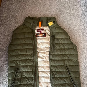 Parajumper väst mörk grön - Tjena säljer nu min mörk gröna Parajumper väst! Väldigt skön färg och skulle säga den passar till nästan allt. Fick den i present för nått år sedan så har inget kvitto tyvär men kan säkert leta upp om det behövs. Storlek S och skulle säga i väldigt bra skick!! Priset kan diskuteras vid snabb affär och inga skambud!!