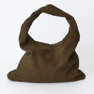 Mockaväska khaki green - Braided large bag från Ginatricot i färgen Khaki green🫶🏻 Aldrig använd så mycket fint skick! Mått: 49cm vid botten, köptes för ordinariepris 499kr!🤍(Andra bilden är från hemsidan och visar den bruna färgen!)