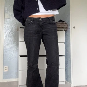 Svarta bootcut jeans från Weekday - Säljer ett par svarta bootcut jeans från Weekday med låg midja. Supersnygga, men tyvärr lite stora på mig💗storlek: 29/32