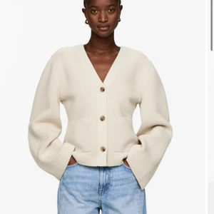 Beige stickad kofta med knappar - Beige stickad kofta från Arket i strl S! ❤️Använd fåtal gånger