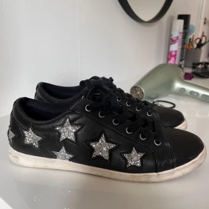Glittriga stjärn skor - Säljer mina snygga svart skor med söta glitter stjärnor som detalj❤️❤️
