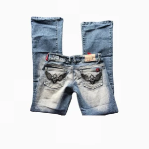 Crazy age jeans - Så sjukt snygga lowaist crazy age jeans<3 skit snygga fickor. Midjemått= 36cm innerbenslängd= 81,5cm 🪽