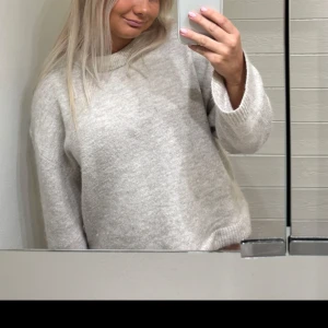 Stickad tröja  - Stickad tröja från Ginatricot, använd men fortfarande väldigt bra skick 