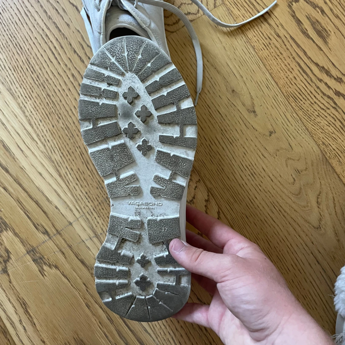 Vita sneakers från Vagabond i mocka - 2