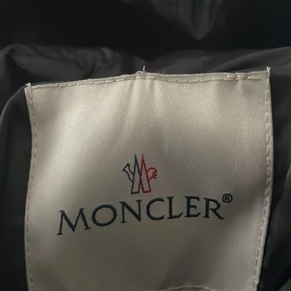 Svart Moncler dunjacka med huva - 2