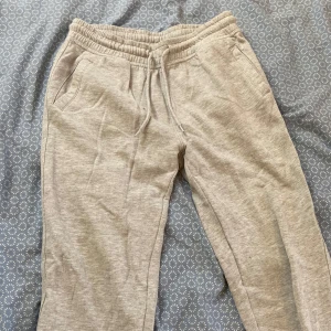 Grå mjukisbyxor - Ljusgrå mjukisbyxor från Cubus i storlek M. Byxorna har resår och snörning i midjan, två sidofickor och en bakficka. Tillverkade i mjukt bomullsmaterial för maximal komfort. Perfekta för chill dagar eller när du vill vara extra bekväm. Säljer då jag behövde rensa garderoben.