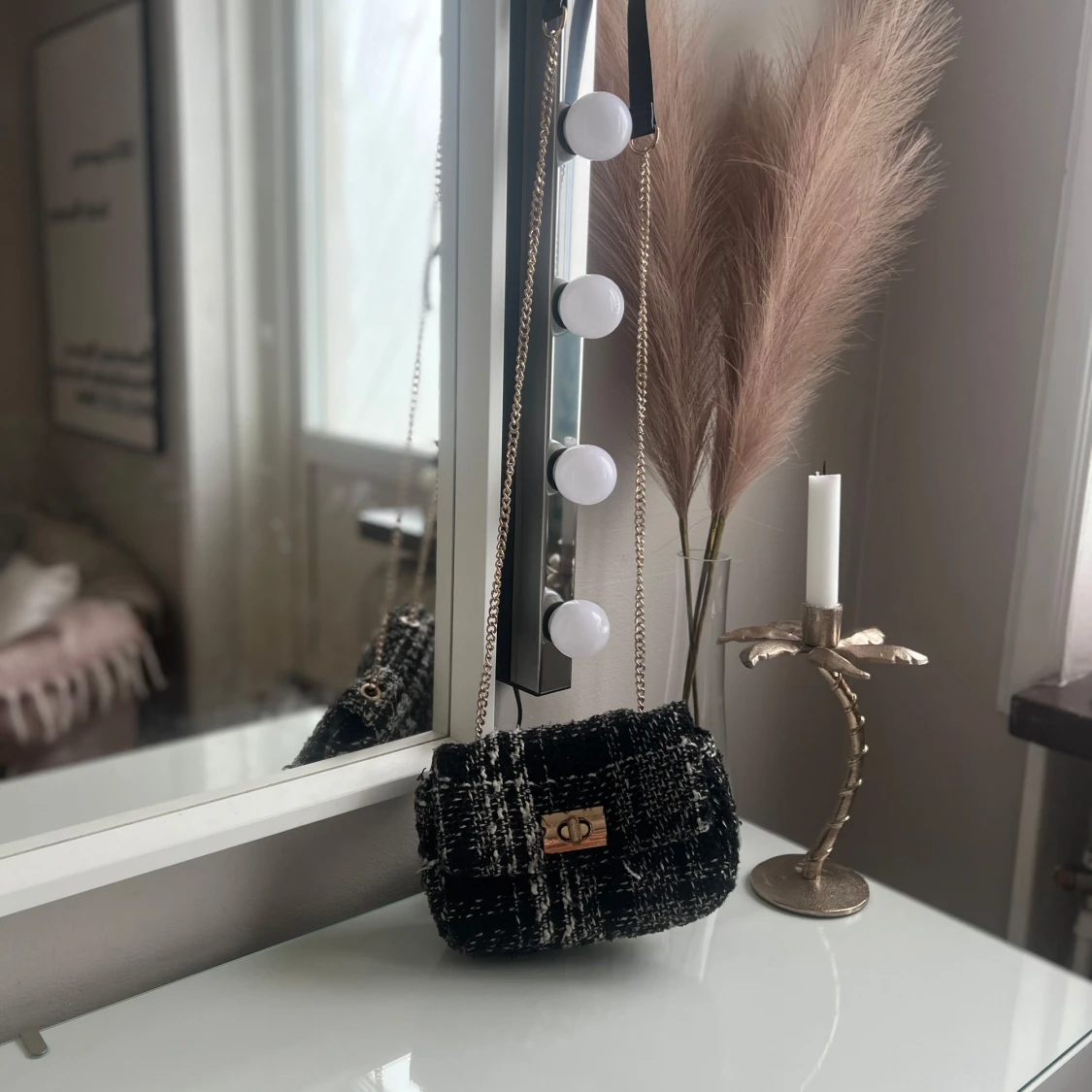 Svartvit rutig axelväska med kedja - 1