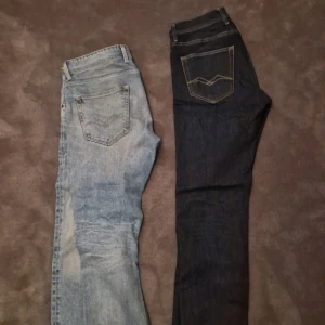 2 par Replay Grover jeans, blå & mörkblå - Säljer två par Replay Grover jeans i storlek 32 och 33. Ena paret är ljusblå med klassisk tvätt, det andra är mörkblå med kontrastsömmar. Båda har straight fit och femficksdesign. Grymma jeans i 100% bomull, perfekta för dig som gillar stilrena och tidlösa jeans. DE MÖRKA ÄR SÅLDA