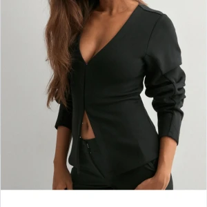 Waist focus cardigan - Waist focus cardigan från Nelly, helt ny dock ej prislapp kvar! Endast testad, säljer pga kommer inte till användning! Har inga egna bilder tyvärr