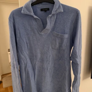 Blå frottétröja från Paul & friends - Blå långärmad pikétröja från Paul & friends i mjuk frotté. Storlek S