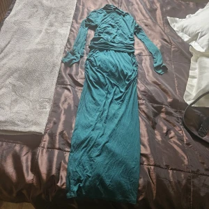 Mörkgrönt set från Gina Tricot - Snyggt set som blir till långklänning i mörkgrönt från Gina Tricot. Överdelen har lång ärm, rund hals och är tillverkad i mjuk bomull. Den har en enkel, stilren design som sitter skönt och passar perfekt när du vill känna dig extra cool. Överdelen XS , underdelen S