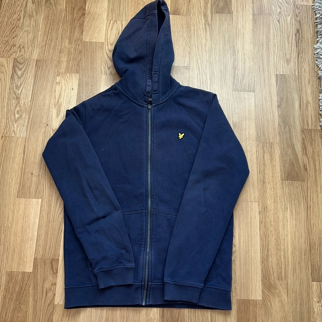 Marinblå hoodie från Lyle & Scott