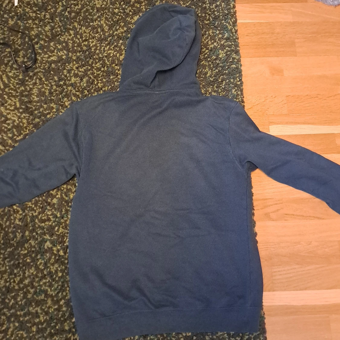 Mörkgrön hoodie från H&M, relaxed fit - 1