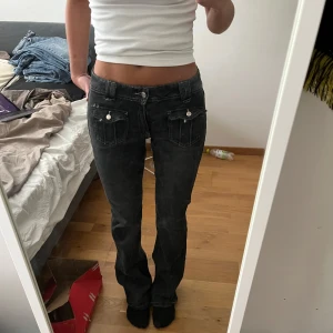 Low waist jeans med fickor  - Low waisted bootcut jeans från Gina Young, storlek 170 vilket motsvarar S