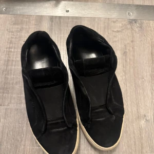 Axel arigato skor - Säljer nu mina använda axel arigato skor  Nypris: 2650 Storlek: 37 Väl använda  Slitage 