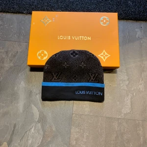 Mössa - Mössa.  Tillverkad i mjukt stickat material som känns lyxigt och bekvämt. Perfekt accessoar för att lyfta din stil.