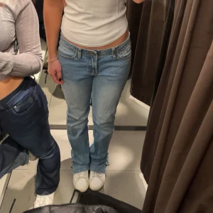 Lågmidjade bootcut jeans - Snygga jeans som inte kommer till användning. Jeansen har en slits längst ned. Skriv om ni har frågor🤗