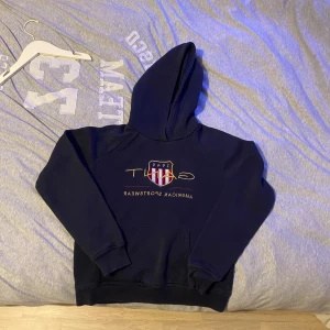 Mörkblå hoodie från GANT med tryck - Inte super andvänd direkt men förluten för mig