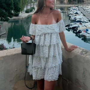 Prickig zara klänning - Så snygg prickig off shoulder klänning från Zara. Storlek M och är använd ett fåtal gånger. Den är som ny och har ett svart band där bak som går att få bort om man vill💗Skriv vid frågor eller köp direkt 