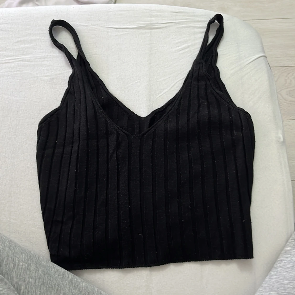 Svart ribbad linnetopp