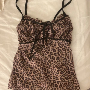 2000s topp - söt leopard topp, aldrig använd säljer på grund att den inte är min stil❣️köpt secondhand.