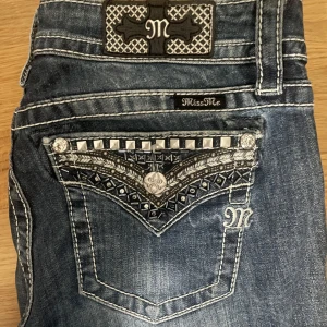 Miss me jeans  - Säljer dessa snygga lowwaist bootcut miss me jeans, w28! Köpte för ett tag sen men har knappt använt, dock så är dom lite slitna längst ner då som va lite långa. originalpris: 1500kr. Skriv för frågor, bilder eller mått🥰 