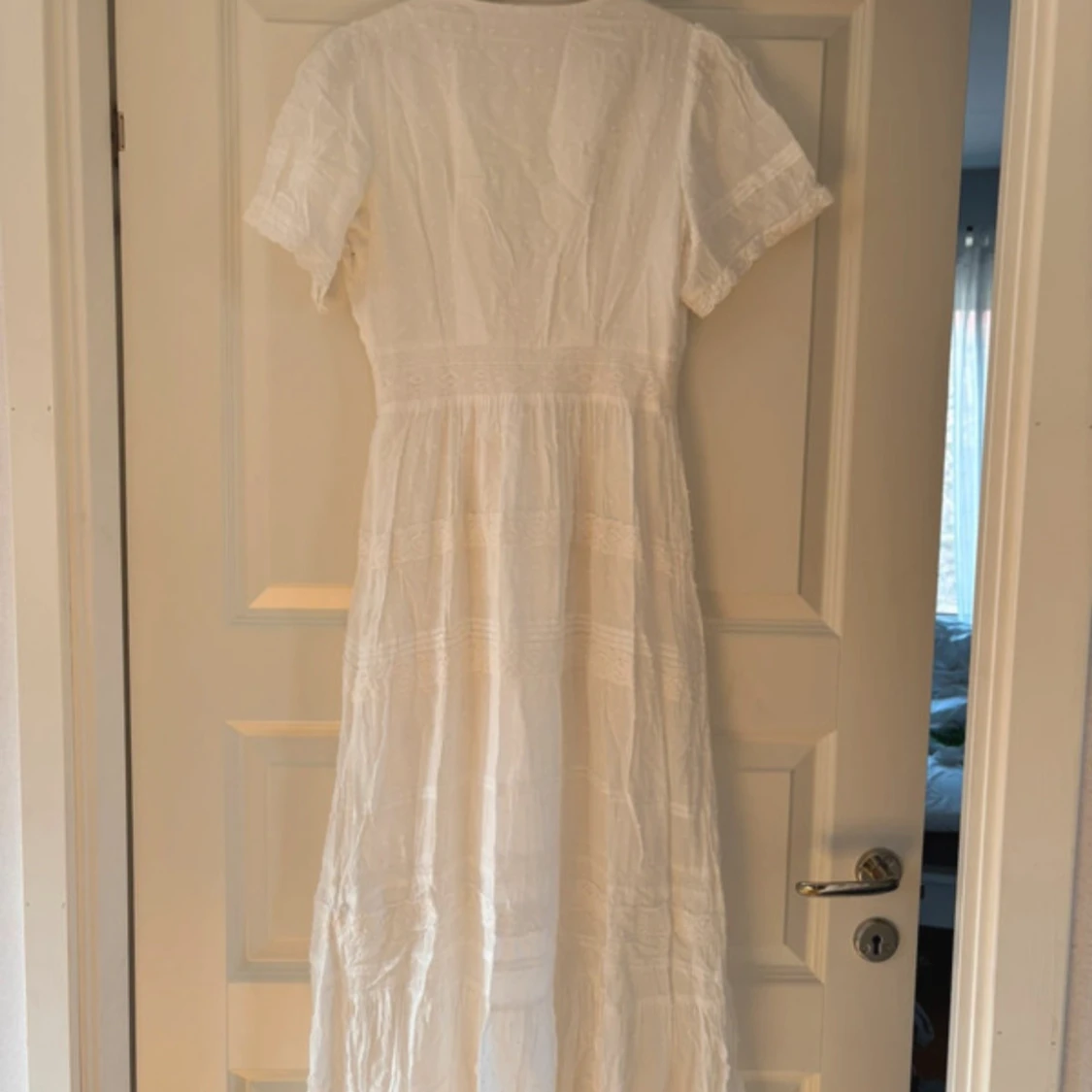 Vit långklänning med spets och prickar - 2