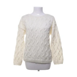 Vit stickad tröja  - Såå fin vit stickad tröja 💕💕 Knappast använd, inga defekter!