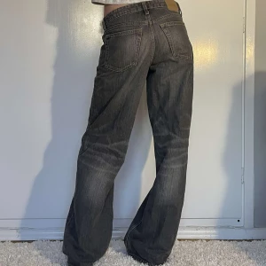 Gråa baggy jeans - Säljer dessa snygga jeansen i modellen AMPLE från Weekday💞 I superfint skick! Storlek W25 L32, nypris 590kr