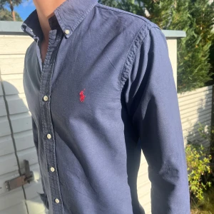 Ralph lauren skjorta  - Tja! Säljer nu denna Ralph lauren skjorta i toppskick! Skick 8.5/10 utan synliga defekter. Nypris ligger runt 1600kr men säljs nu för 475kr. Hör gärna av er vid funderingar!