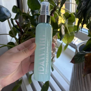Ida Warg Hair Mist - Hej, säljer denna Ida Warg ”Feeling Clean” hair mist. Den kan även användas som body mist. Luktar väldigt fräscht som nytvättade lakan🫧 100ml