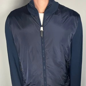 J.lindeberg cardigan - En riktigt snygg och trendig J.lindeberg cardigan som är helt ny med prislapp kvar, storlek M, vid frågor är de bara att skriva // Gramenti 