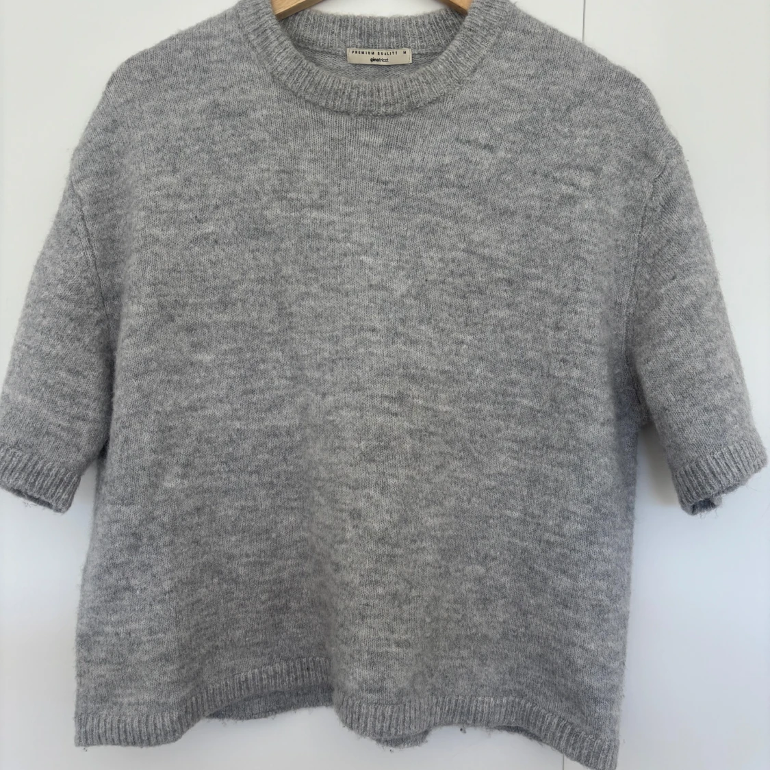 Grå stickad T-shirt  - 2