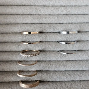 Ett ringset stapelbara ringar från Edblad. Storlek L - Ett set med stapelbara ringar från Edblad i olika metaller och utföranden. Inkluderar släta ringar i roseguld, guld och silverfärg, en ring med stenar samt ringar med textur. Perfekt för att mixa och matcha. I nyskick. Storlek L