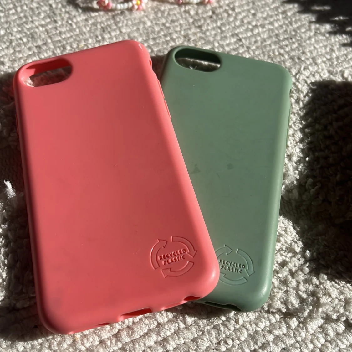 Litet kit med olika saker mobilskal är till iPhone 8 och shammpot o balsamet är oandvänt  - 1