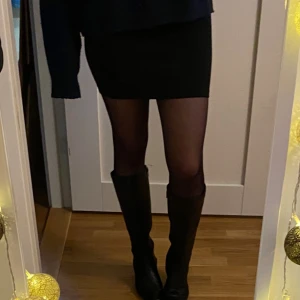 Svarta stövlar med klack och spetsig tå - Säljer ett par svarta vintage stövlar i skinn med spetsig tå och låg klack. Stövlarna har dragkedja på insidan och en stilren, klassisk look som passar till kjol eller jeans. Perfekta för dig som gillar att sticka ut med snygga boots under höst och vinter.